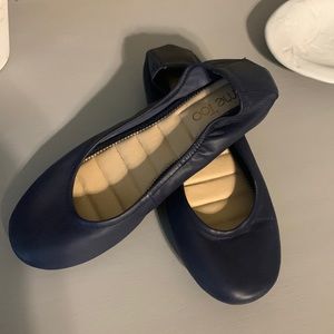 Super cute navy Me Too ballet flat with a tiny wedge for a unique look!
